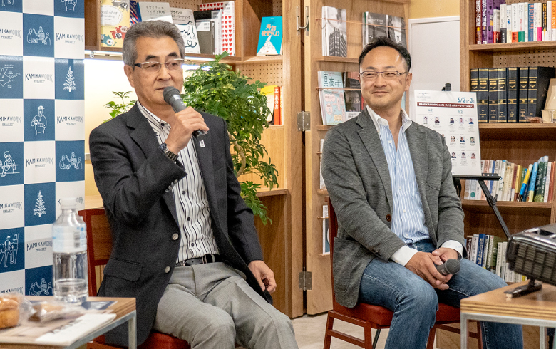 写真左から佐藤芳治町長、塚原敏夫さん