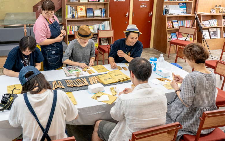 写真上列右端が紺野龍太さん